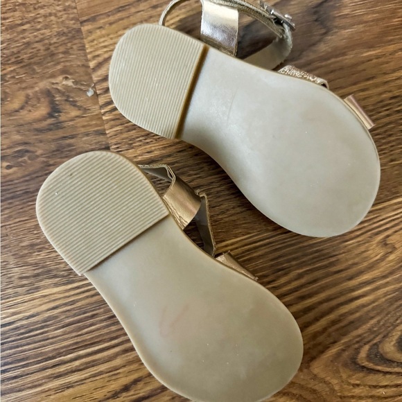 TUCKER AND TATE ARYA glittery gold infant sandals (size 5) - Picture 4 of 4